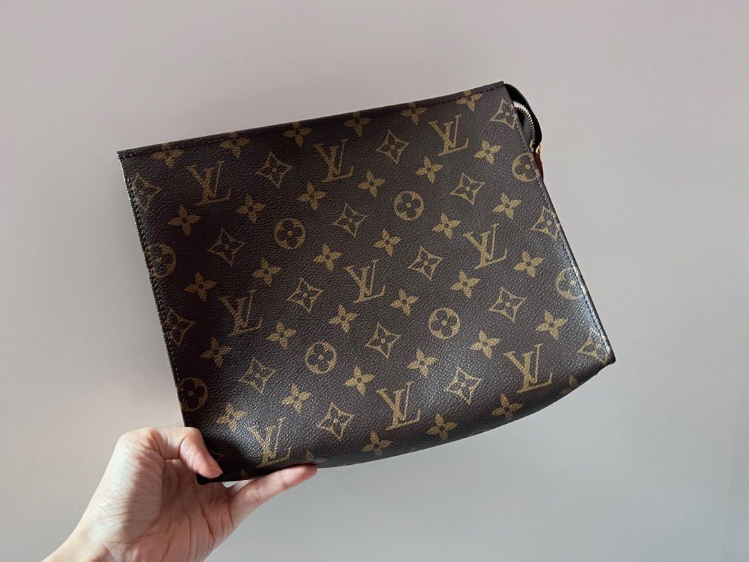 Pre-owned Louis Vuitton 2018 Satellite Alpha Clutch Bag In Grey