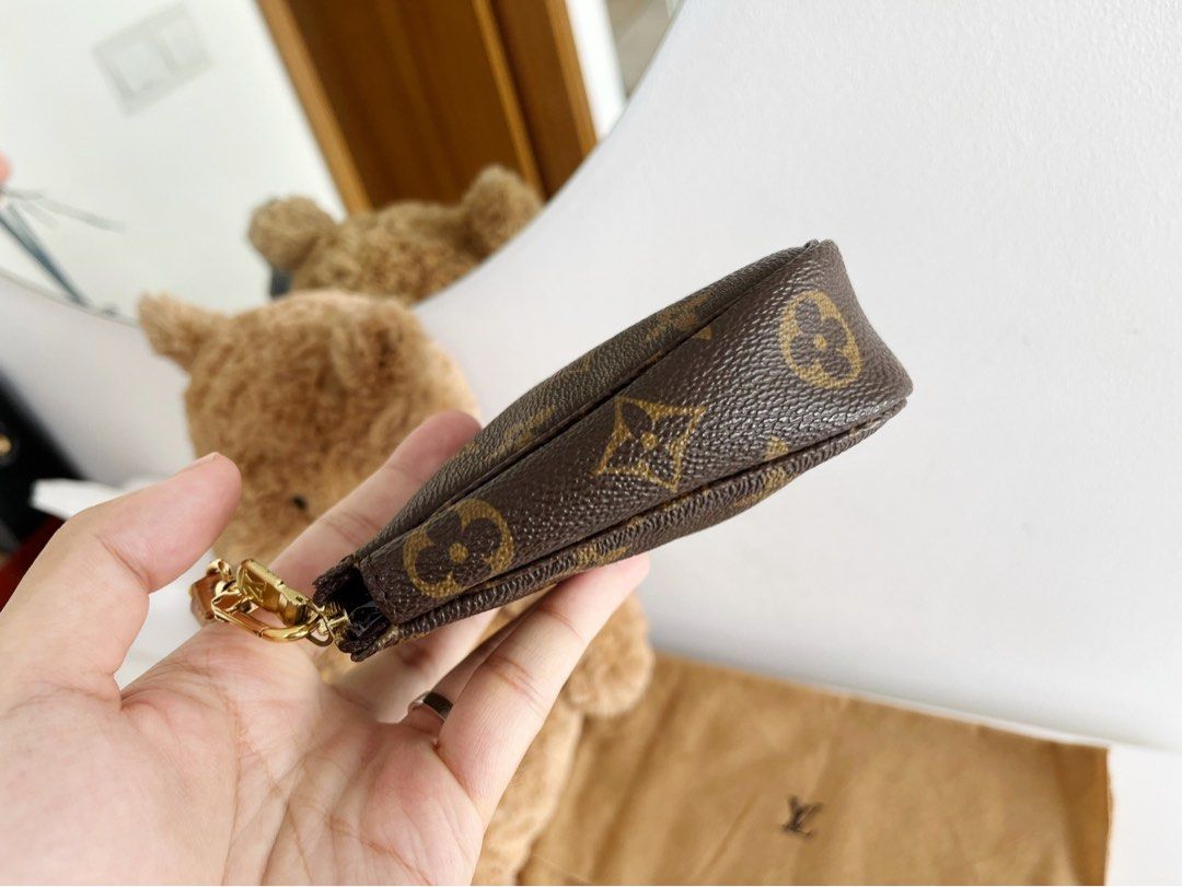 RARE] Louis Vuitton LV Vintage Pochette Delightful Mini Pouch Shoulder  Crossbody Bag, Luxury, Bags & Wallets on Carousell