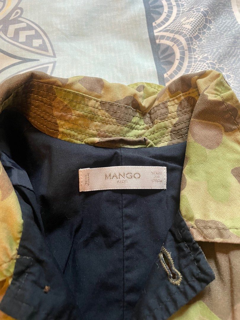Mango （分類：嬰兒及小童流行時尚）位於 Hong Kong。 由 yppsss 提交（商品編號 1213469806，圖片 3）。簡介： 少有長軍褸外套男女適合穿著，非常啱香港天氣穿着. 7至8歲 size 長57cm 濶40cm 。