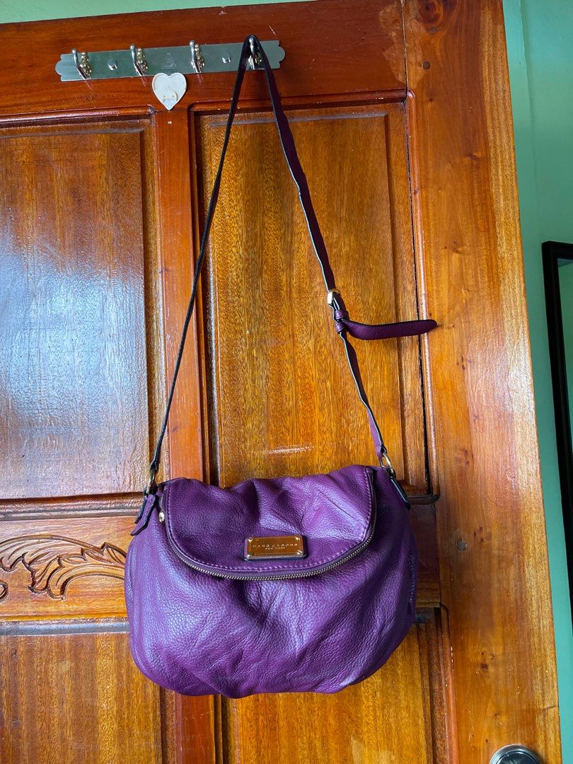 Marc Jacobs Classic Leather Messenger Medium Bag (Category: Cross-body Bags) located in Santa Maria. Submitted by declutterbuds (Listing ID 1213489490, Image 1). Description: See pic for flaw No bakbak Geniun Leather.
