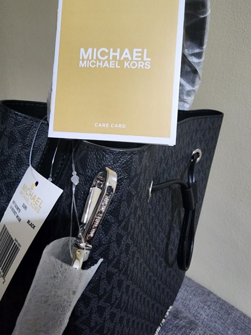 MICHAEL KORS SURI LARGE BUCKET MESSENGER BAG IN LARGE SIGNATURE MK (BLACK  MULTI)