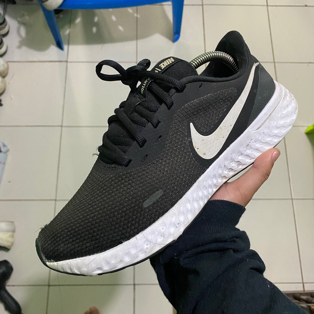 Nike revolution, Men's Fashion, Footwear, Sneakers on Carousell
