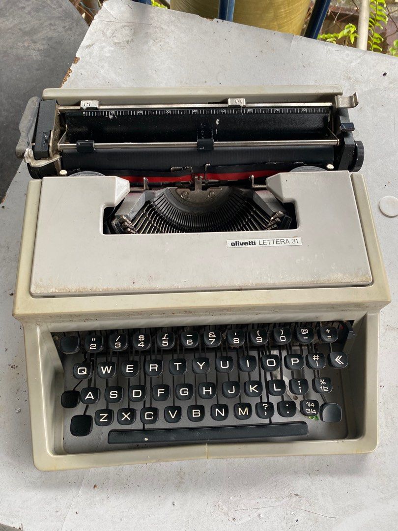 Olivetti Lettera 31 Typewritter, Hobbies & Toys, Collectibles ...