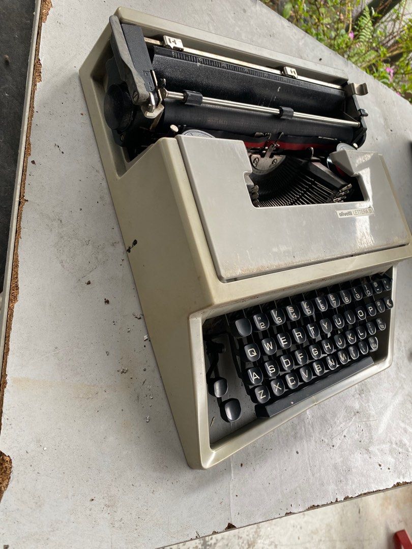 Olivetti Lettera 31 Typewritter, Hobbies & Toys, Collectibles ...