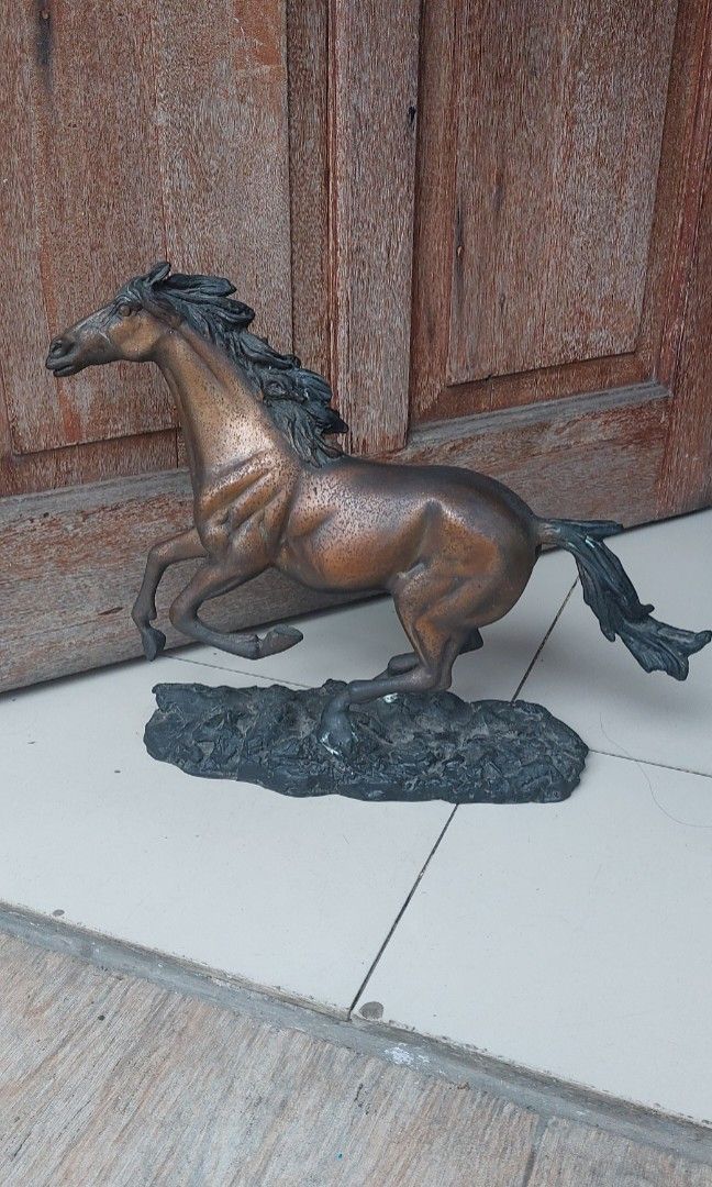 Patung kuda antik tua dari kuningan karya S NAKSAE, Antiques