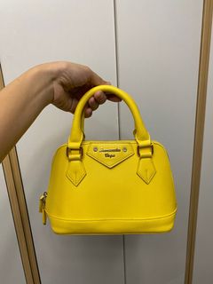 (Category: ) located in . Submitted by loveforvintagebags (Listing ID 1213538784, Image 1). Description: .