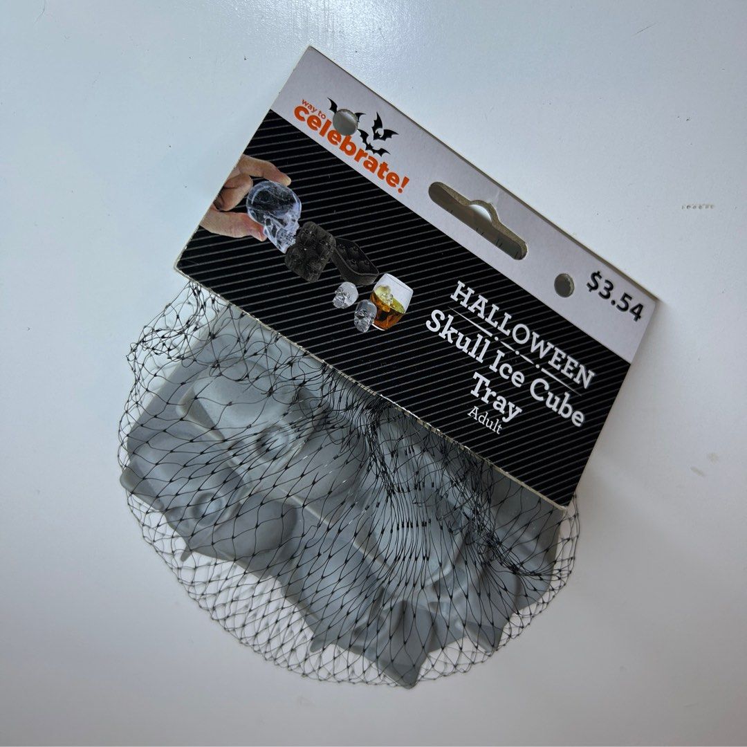 Skull ice cube tray (Category: Other Kitchenware & Tableware) located in Davao. Submitted by out.with.the.old (Listing ID 1213376354, Image 2). Description: Condition 9/10 U .