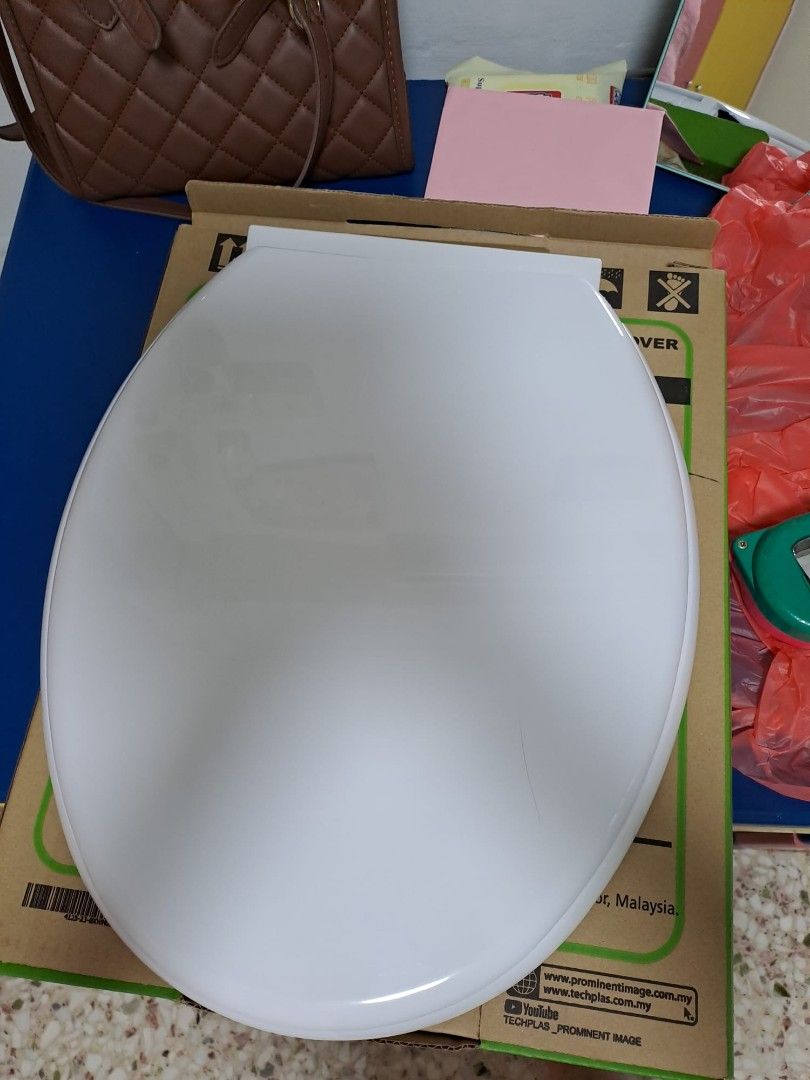Toilet bowl cover., Furniture & Home Living, Bathroom & Kitchen Fixtures on Carousell