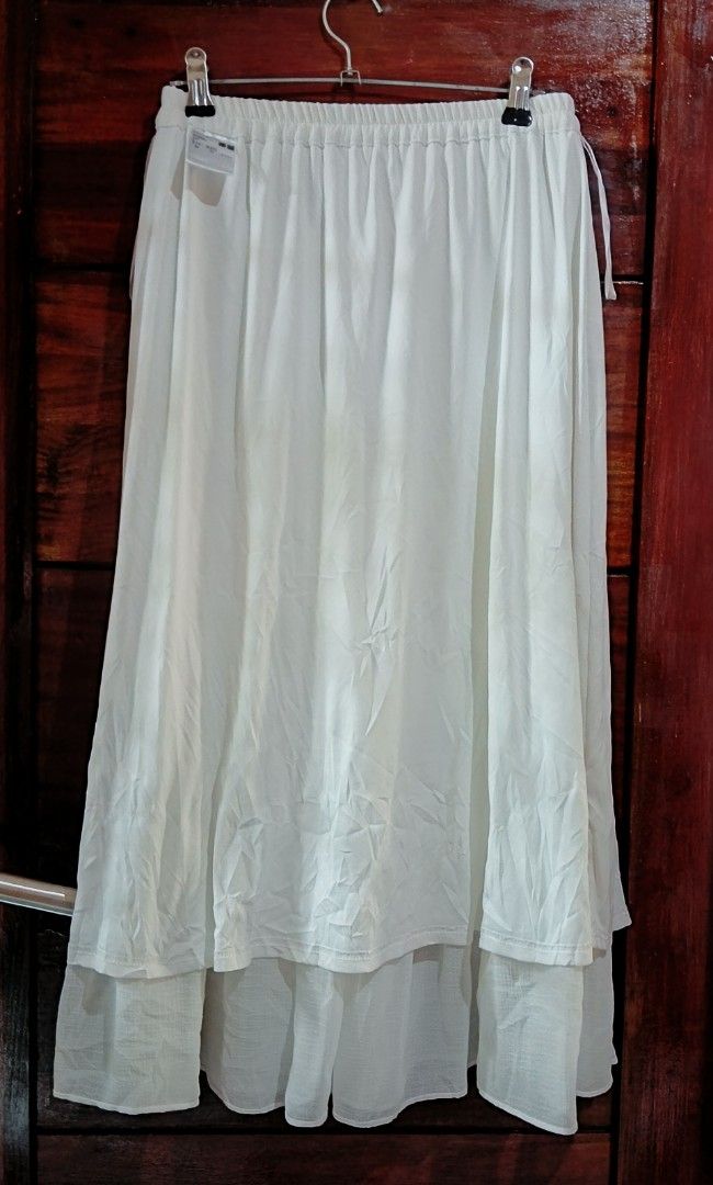 UNIQLO pleated midi skirt, Women's Fashion, Bottoms, Skirts on Carousell