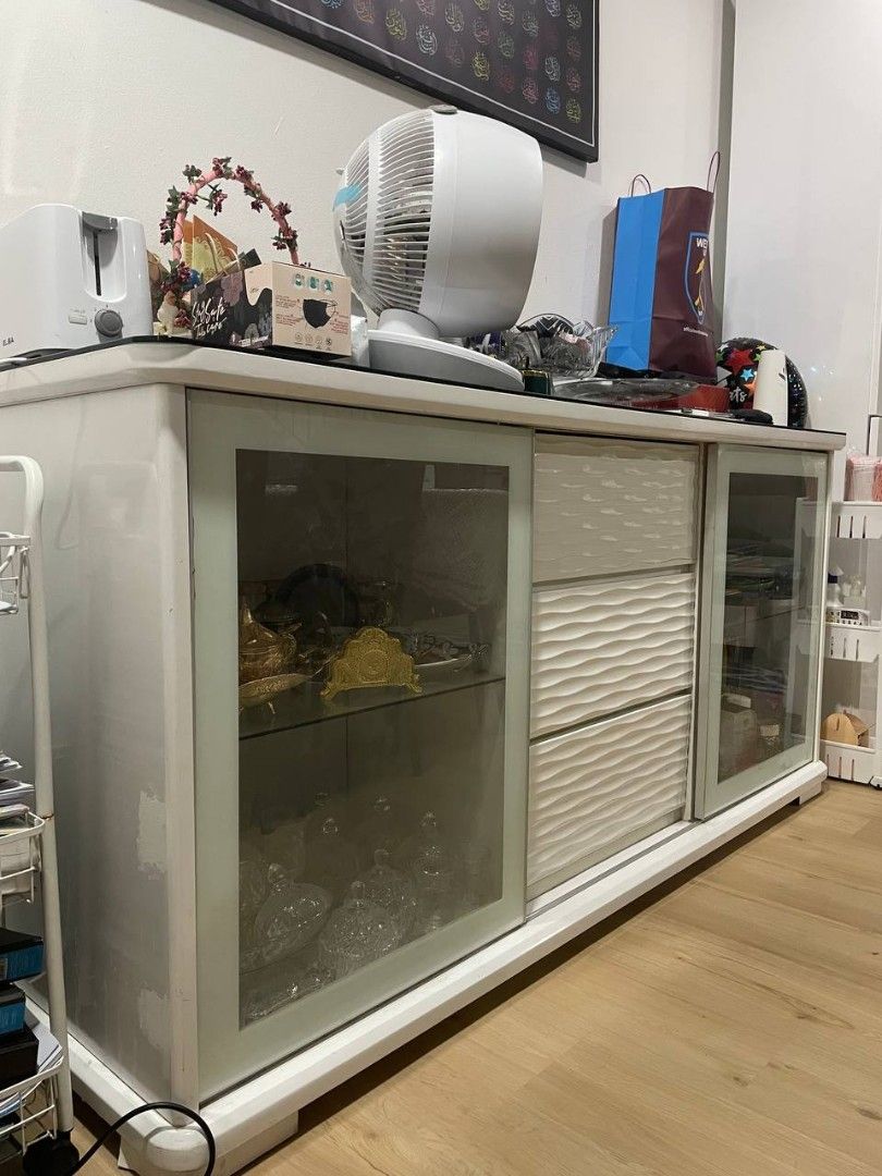 Console outlet display cabinet