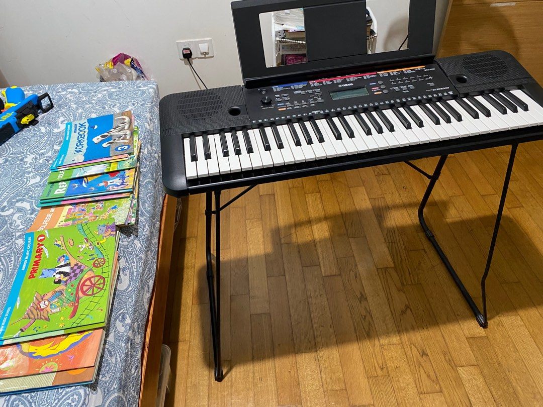 Yamaha keyboard PSR E263 original with stand and books., Hobbies & Toys