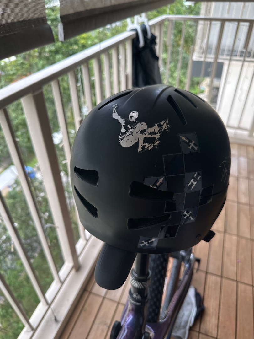 Bell skate board helmet by tony hawk, Sports Equipment, Other Sports