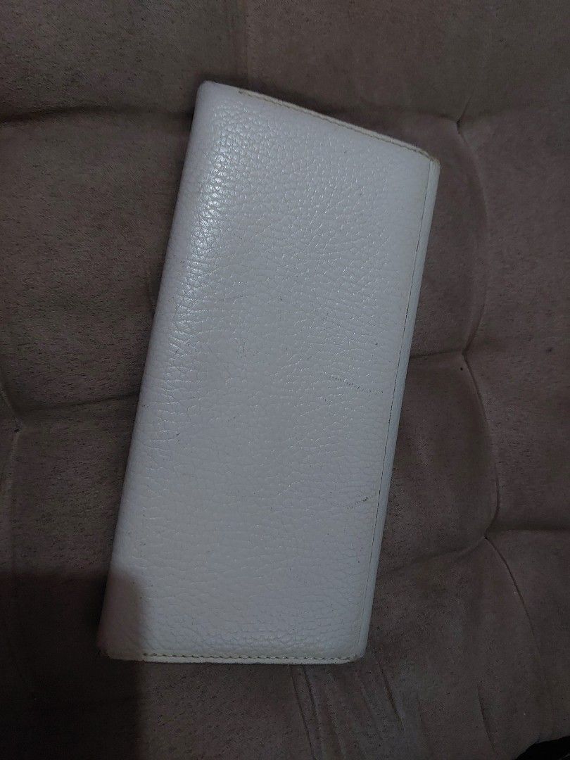 Burberry Off White Long Wallet (Category: Luxury Bags & Wallets) located in Manila. Submitted by mylittlewardrobe88 (Listing ID 1213733178, Image 2). Description: rank AB bought from Japan burberry off White Long wallet signs of usage in the pictures shown.