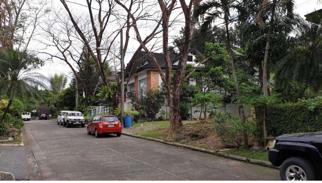 Capitol Golf Village inside Ayala Heights (Category: Lot) located in Taguig. Submitted by brokerhanstaneo_09178038728 (Listing ID 1213773509, Image 2). Description: West Orientation Vacant Lot inside Ayala Heights Capitol Golf Village 448 sqm at 175k per sqm.
