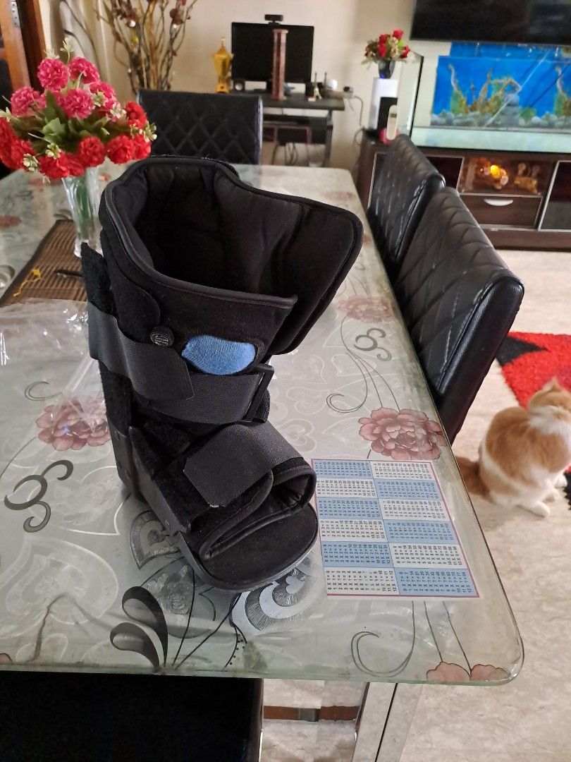 Compression walker (Category: Medical Supplies & Tools) located in Singapore. Submitted by sadicksahib (Listing ID 1213615422, Image 1). Description: compression walkerfor sale (right leg) size -XS.
