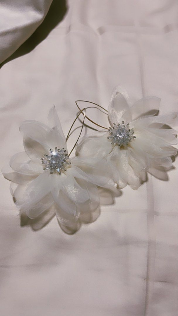 White floral outlet earrings