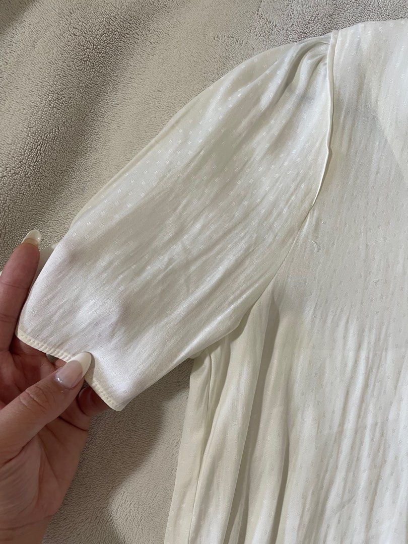 Formal top (Category: Blouses) located in Las Pinas. Submitted by polinegrc (Listing ID 1213614027, Image 2). Description: a bit see through flowy fabric size small no ww .