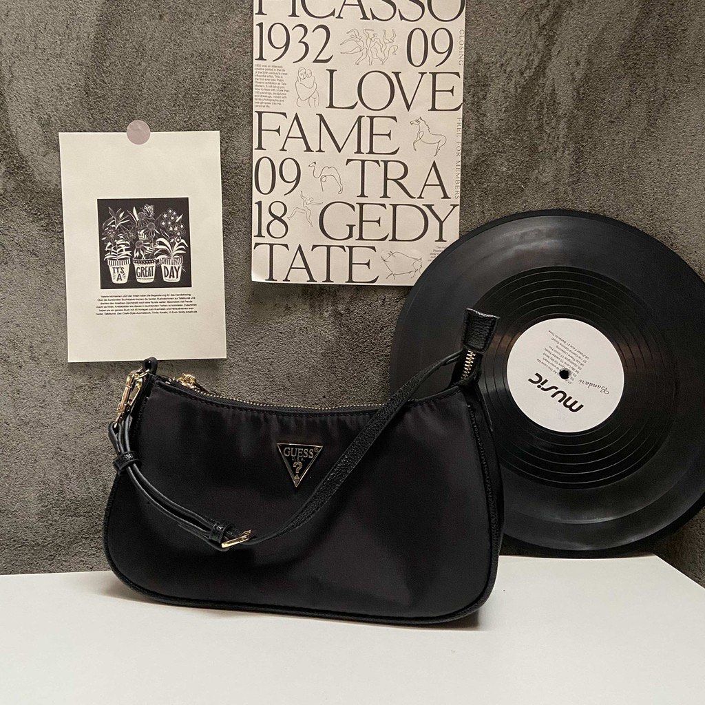 Guess Paris Shoulderbag, Fashion, Wanita di Carousell