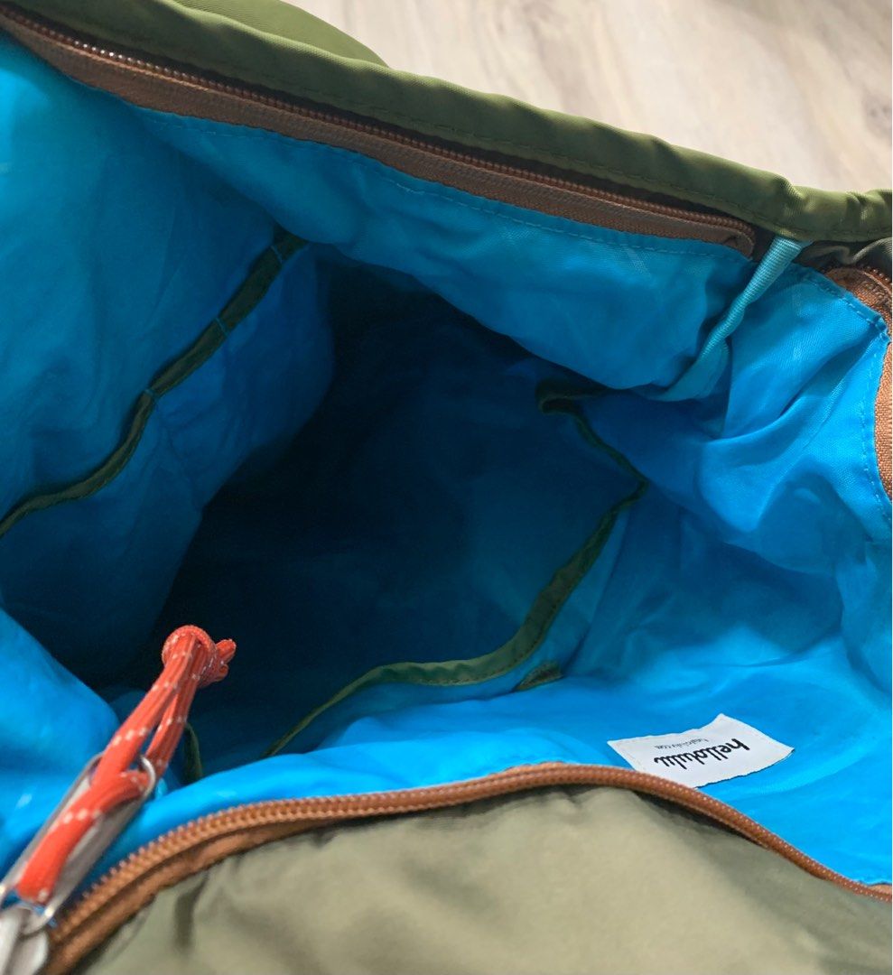 Hellolulu Backpack （分類：背包）位於 Hong Kong。 由 lkc222 提交（商品編號 1213677885，圖片 3）。簡介： 有正常使用痕跡 內部少許污漬(見圖三) 面交只限鑽石山站 可順豐到付(減$30)。