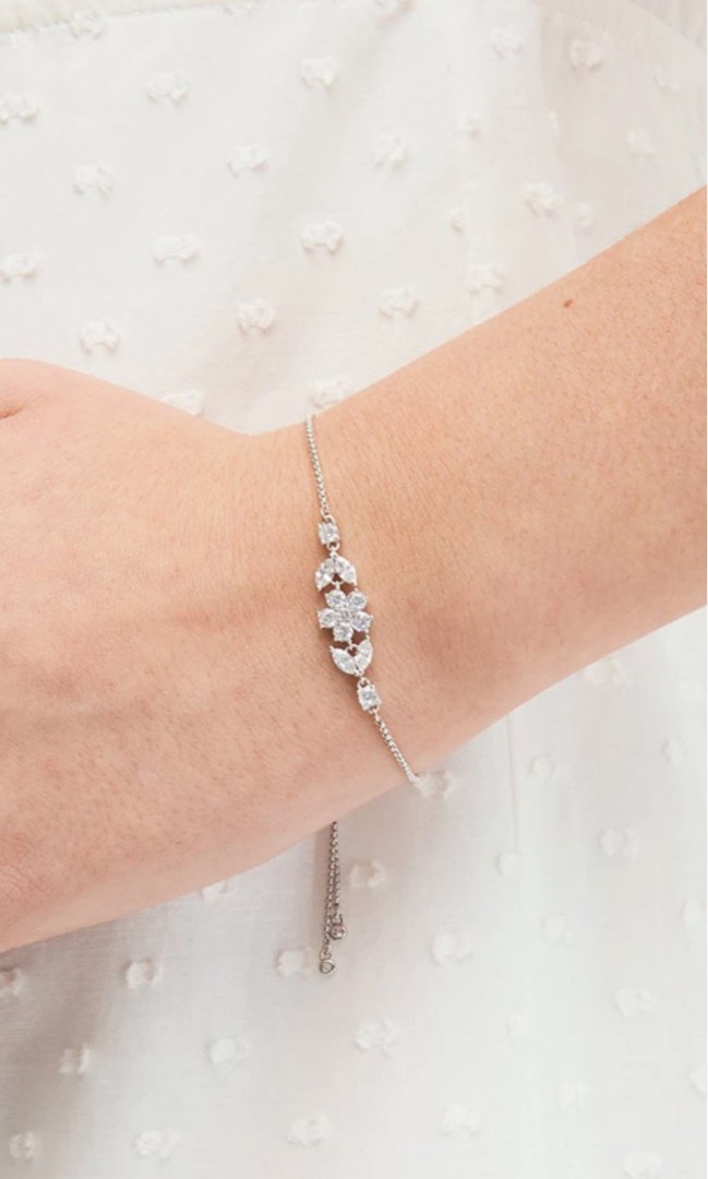 Kate Spade Gleaming Gardenia Flower Slider Bracelet in clear Silver