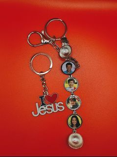 LOVE LOCKET KEY CHAIN 4 CIRCLE FOLDED FRAMES WITH WINGS DESIGN W/ YOUR PHOTO OR CUSTOMIZED TEXT AND "I LOVE JESUS" KEYCHAIN FOR MEN AND WOMEN.