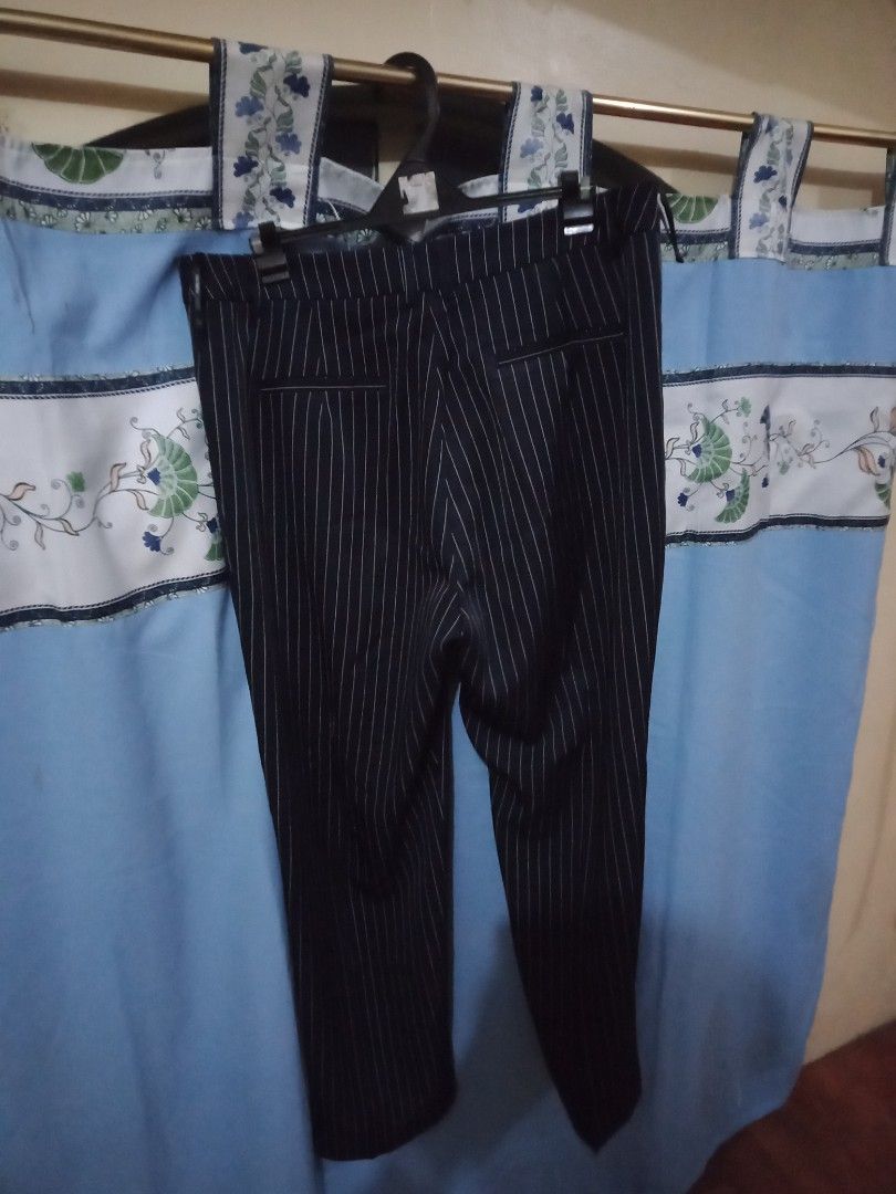 Office wear Bottoms (Category: Other Bottoms) located in Paranaque City. Submitted by _andreaaaa13 (Listing ID 1213767247, Image 3). Description: Office wear Bottoms - Im good condition - Not stretchable Size frame: Medium to Large.