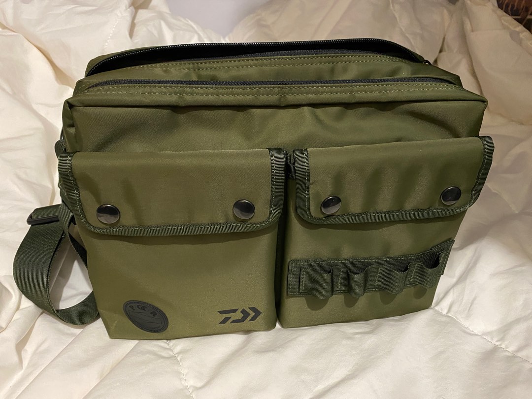 メンズブランドWIS新品 POTR / DAIWA × POTR SHOULDER BAG オリーブ