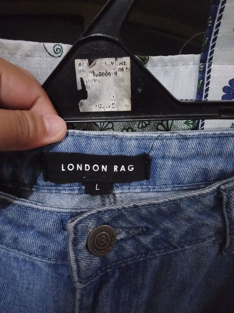 Ripped Jeans (Category: Jeans) located in Paranaque City. Submitted by _andreaaaa13 (Listing ID 1213764768, Image 2). Description: Ripped Jeans - In good condition - Not stretchable - Altered bottom part Size Frame: Large.
