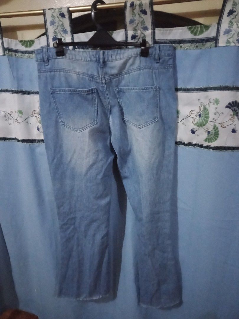 Ripped Jeans (Category: Jeans) located in Paranaque City. Submitted by _andreaaaa13 (Listing ID 1213764768, Image 3). Description: Ripped Jeans - In good condition - Not stretchable - Altered bottom part Size Frame: Large.