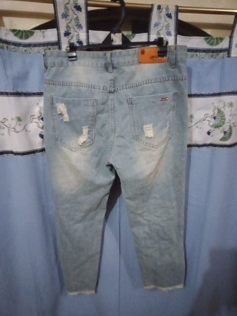 Ripped Jeans (Category: Jeans) located in Paranaque City. Submitted by _andreaaaa13 (Listing ID 1213766837, Image 2). Description: Ripped Jeans - In good condition Size frame: Medium to Large.