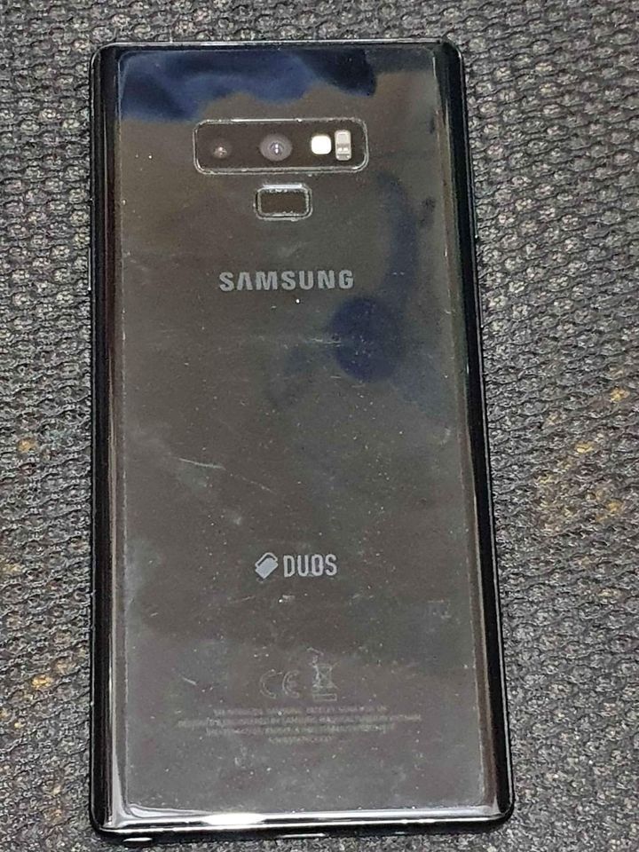 Samsung Galaxy Note 9 (Category: Samsung) located in Bulacan. Submitted by naruto.22 (Listing ID 1213756331, Image 2). Description: Selling Samsung Galaxy Note 9 WITH GREEN TINT ISSUE BUT CAN BE FIX USING ALWAYS ON DISPLAY WITH MINOR SCRATCHES ON CAMERA & SIDES unit with Case +700 add ko yung rhinoshield camera attachment para makapag wide lens.