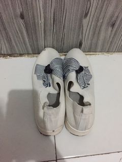 Sepatu slip on pita