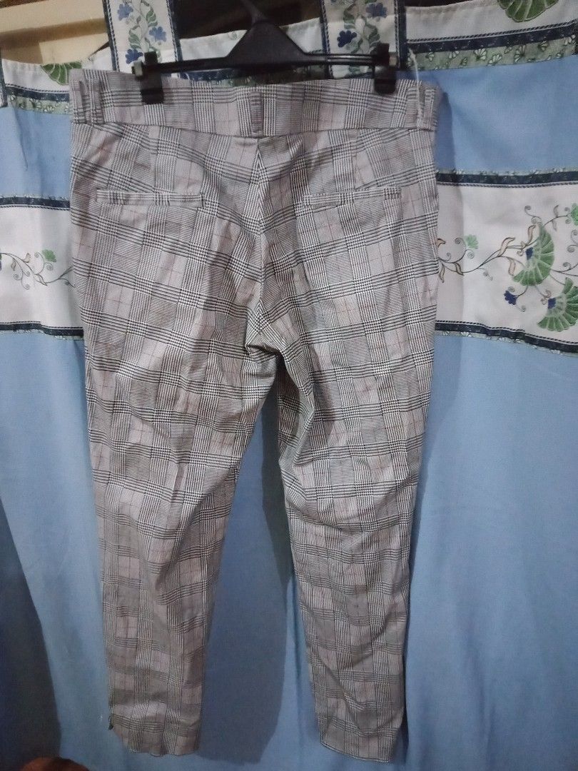 Skinny Patterned Pants (Category: Jeans) located in Paranaque City. Submitted by _andreaaaa13 (Listing ID 1213766961, Image 3). Description: Skinny Patterned Pants - In good condition, has only rust stain on the hooks inside the pants and small tear beside the hook. - Stretchable Size frame: Xl.