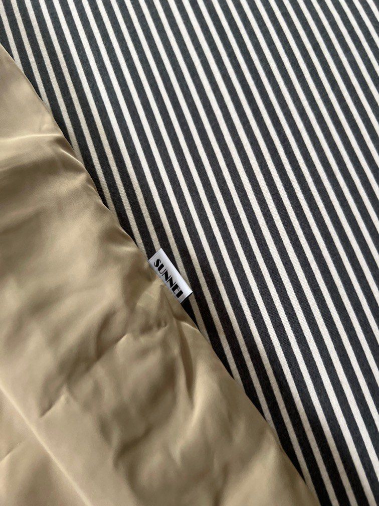 SUNNEI Wide fit Bermuda Shorts (Category: Shorts) located in Quezon City. Submitted by stormdust23 (Listing ID 1213589605, Image 2). Description: Brand new, never worn SUNNEI Bermuda Reversible Shorts Beige and Orange logo Size XS (waist 30-32) Retail: 150 euro (8.7k php) selling low RFS: impulse buy .