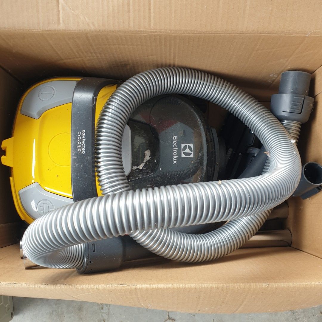 Vacuum electrolux 2nd, Furniture & Home Living, Cleaning & Homecare