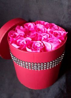 VALENTINE'S DAY GIFT BOX  1 Dozen Scented Roses