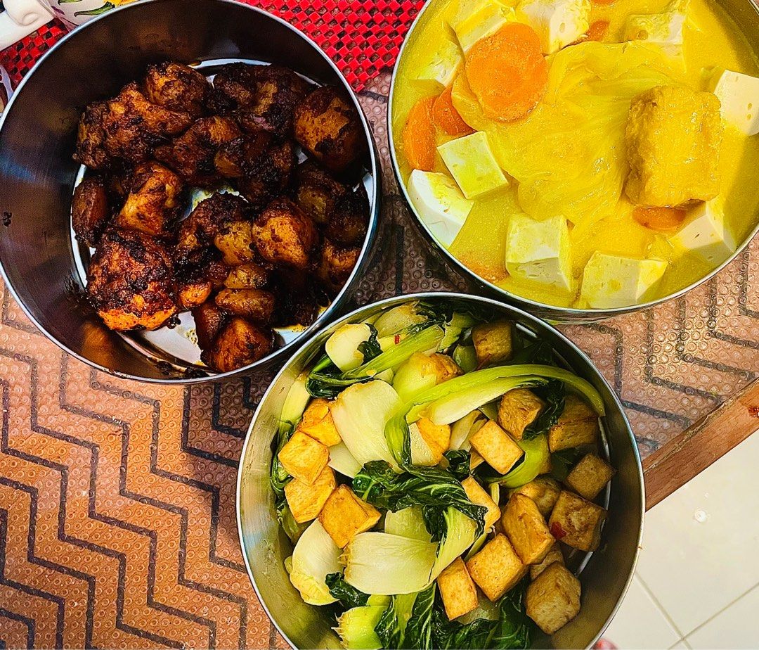 Vegetarian Tingkat delivery, Food & Drinks, Local Eats on Carousell