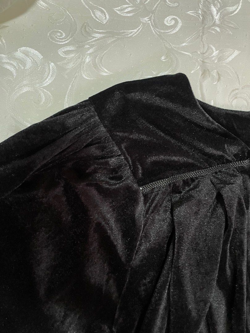 Velvet Graduation Toga (Category: Dresses) located in Tarlac. Submitted by chdabello (Listing ID 1213614097, Image 2). Description: For Height: 5’2 Shoulder Width: 15 inches Velvet Graduation Toga. Custom made. Used only for photoshoot. Price is negotiable. .