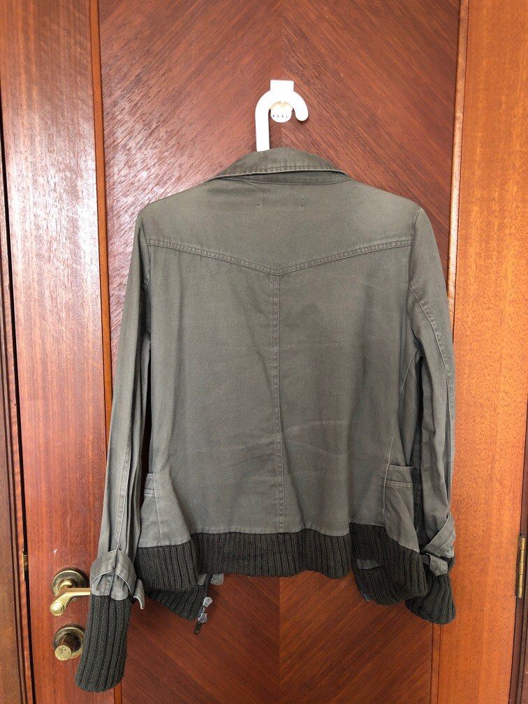 Vintage jacket (Category: Coats, Jackets and Outerwear) located in Singapore. Submitted by onlygodknows (Listing ID 1213633607, Image 2). Description: Length: 61cm Shoulder: 41cm Sleeve: 60cm.