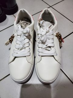 白色造型球鞋