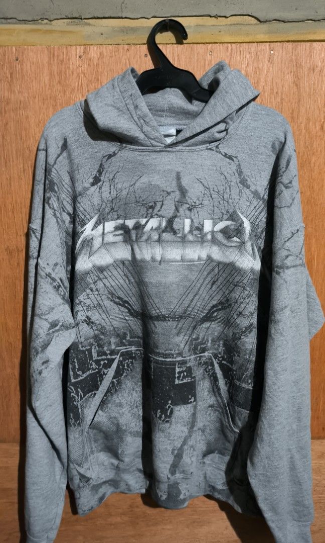 AOP front Metallica hoodie (Category: Coats, Jackets and Outerwear) located in San Mateo. Submitted by recycle1990 (Listing ID 1213886790, Image 2). Description: great condition issue minimal cracks on print gildan tag size medium on tag 23/26 🤘🤘🤘.