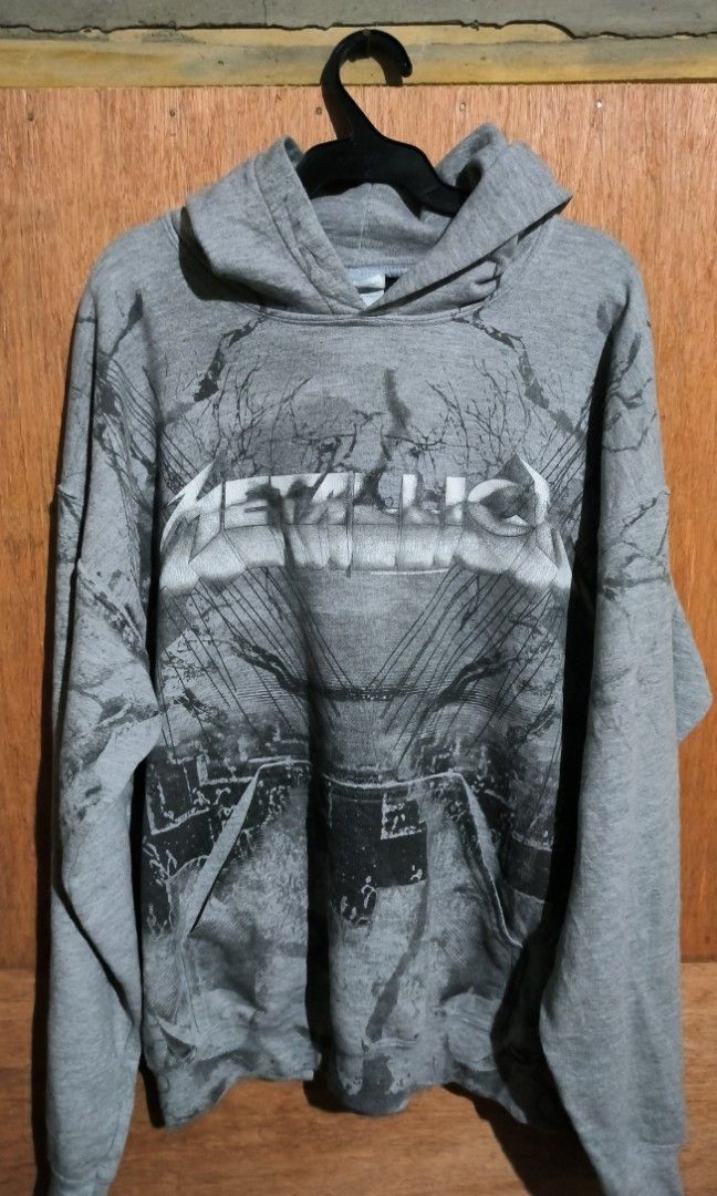 AOP front Metallica hoodie (Category: Coats, Jackets and Outerwear) located in San Mateo. Submitted by recycle1990 (Listing ID 1213886790, Image 1). Description: great condition issue minimal cracks on print gildan tag size medium on tag 23/26 🤘🤘🤘.