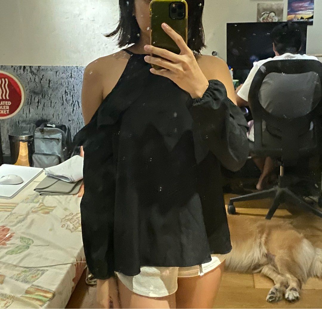 Black flowy top (Category: Others Tops) located in Manila. Submitted by kellypickle (Listing ID 1213931529, Image 2). Description: Cute flowy black top. No flaws. Can fit small- large frames.