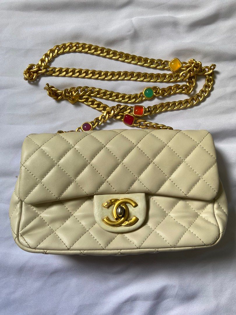 CHANEL  BEIGE LEATHER AND GOLD-TONE METAL CLASSIC