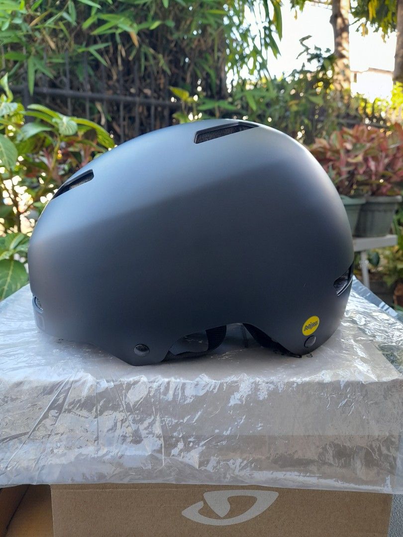GIRO Quarter MIPS Sports Equipment Bicycles Parts Bicycles on Carousell