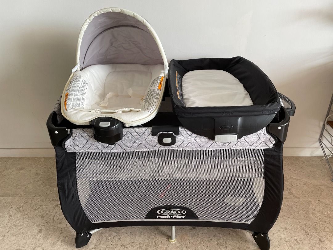 Graco Pack n Play Quick Connect Portable Napper includes custom