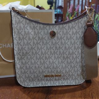 MK Messenger XBody Bag Vanilla