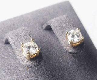 New! 18 Karat Moissanite  Diamond Stud Earrings 💎 Passed the diamond tester! VVS clarity! 🥇 💯% authentic, pawnable. Money back guarantee 🤞