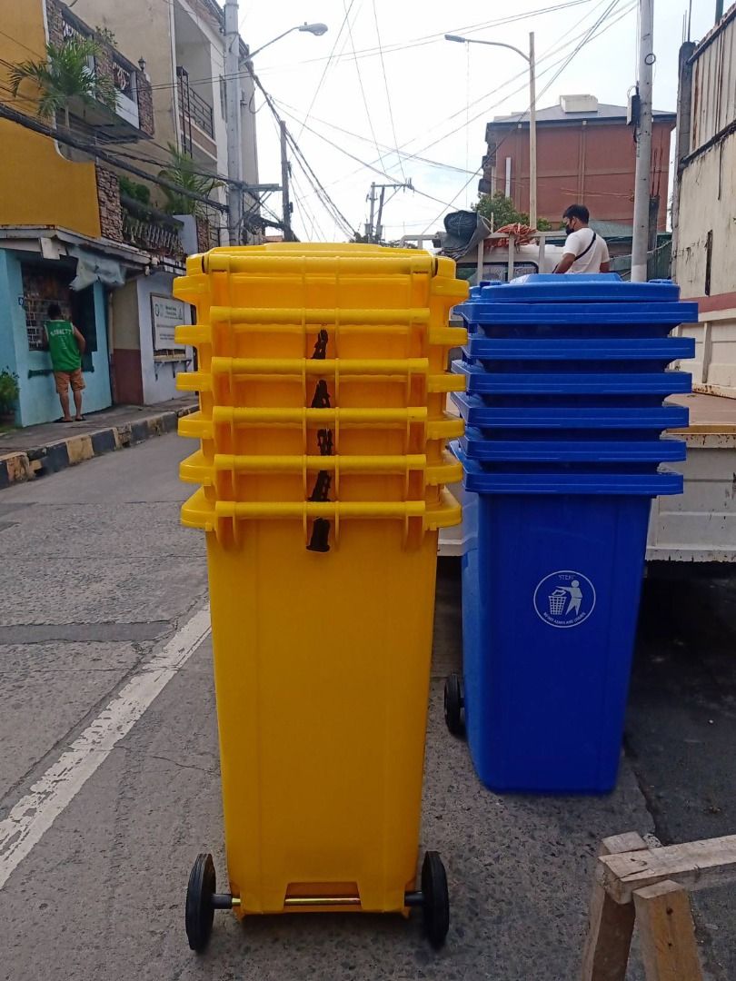 rolling trash bin, Furniture & Home Living, Cleaning & Homecare