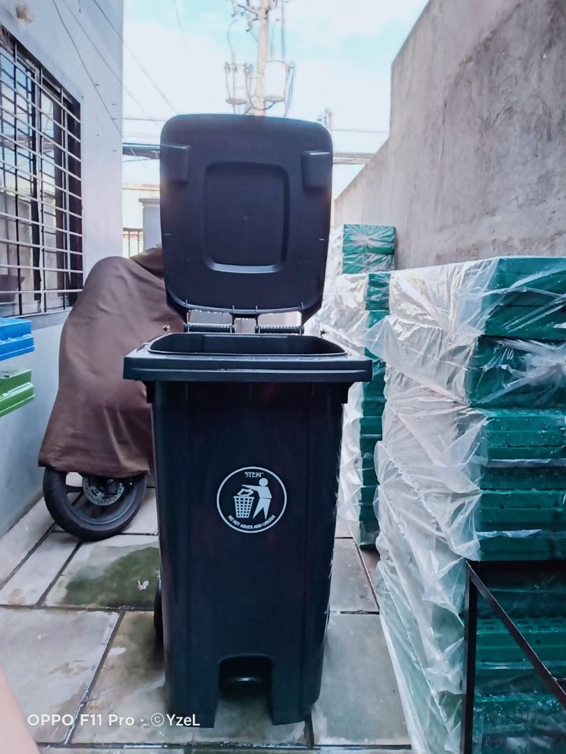 ROLLING TRASH BIN WITH FOOT PEDAL, Furniture & Home Living, Cleaning